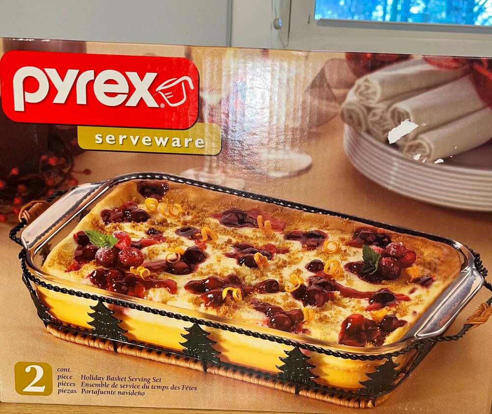 NIB Pyrex 9x13 Holiday Baking Dish + Christmas Tree Basket – 2-Piece Set